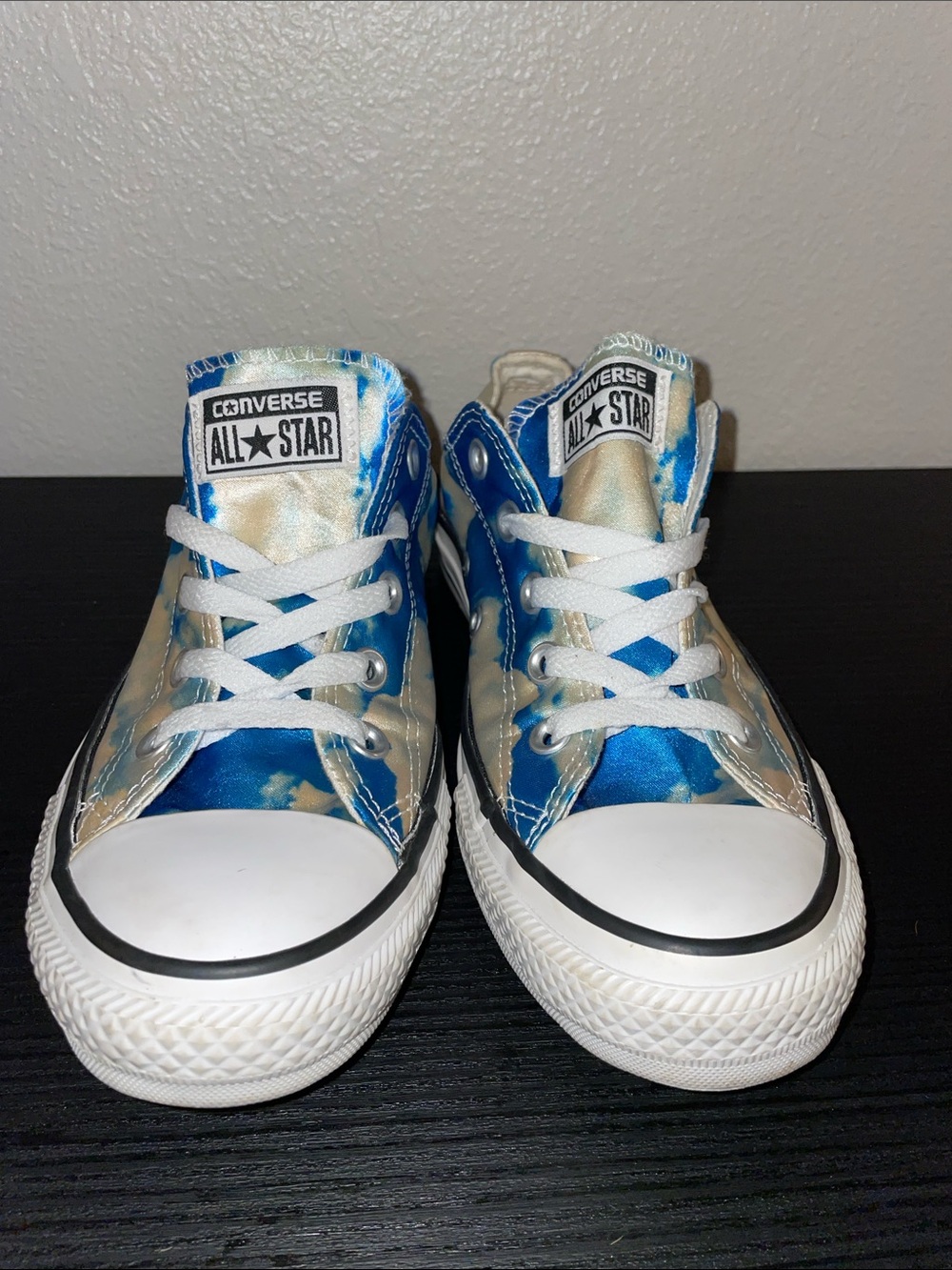 Converse Women Low Top Sneakers in Sky Blue and Cream Cloud Print • Sz 6 - Picture 2 of 7